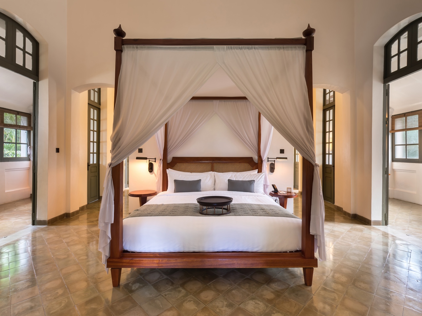 Warm gestaltete Suite mit maßgefertigtem Holz, großen Fenstern und ruhiger Architektur