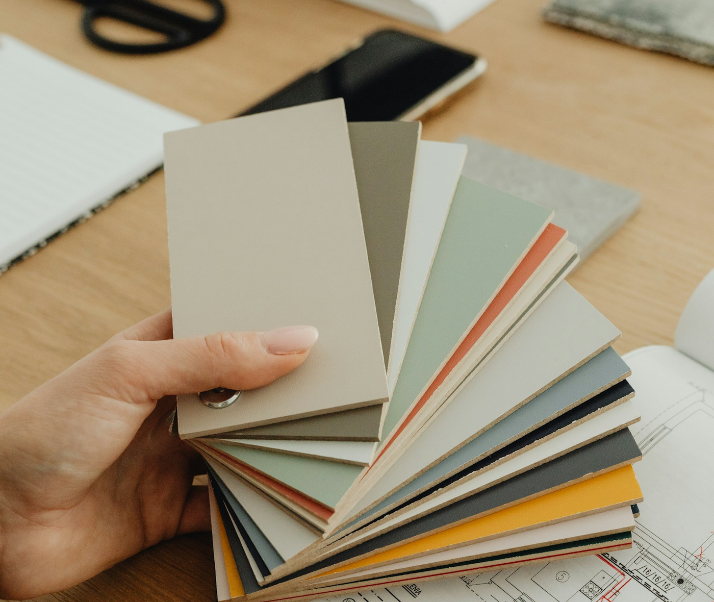 Interior Designerin bei der konzentrierten Arbeit mit Materialmustern