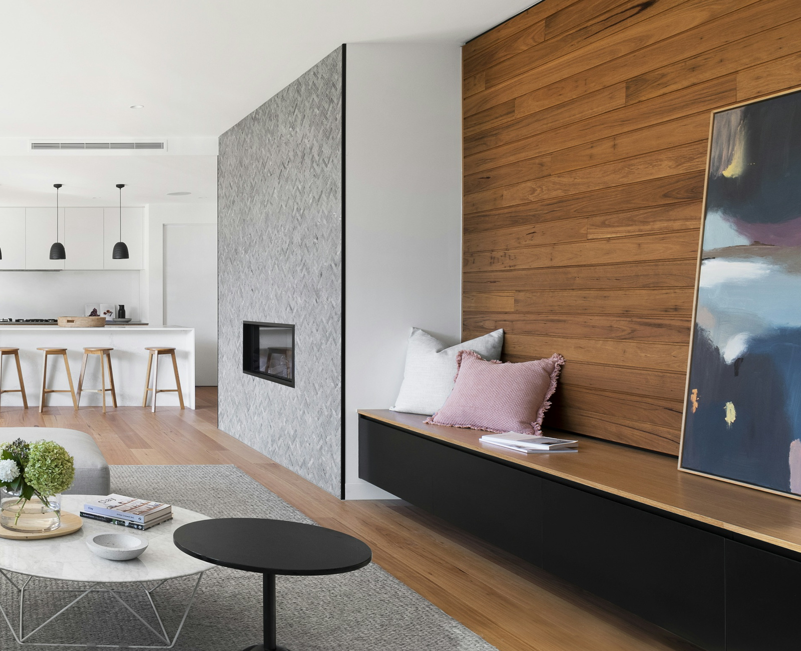 Eleganter Wohnbereich mit Kamin und warmen Naturmaterialien