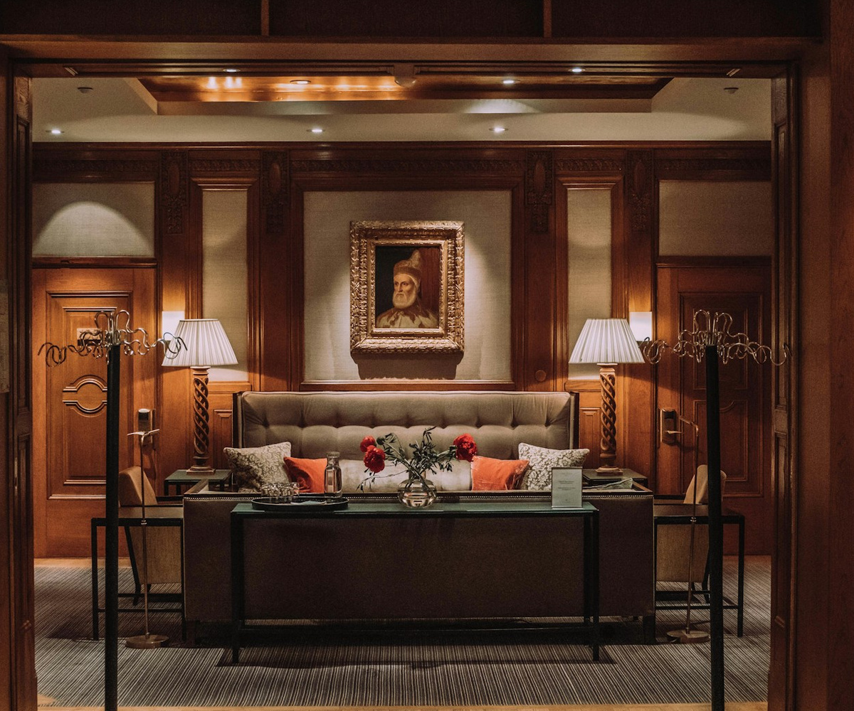 Dunkler eleganter Hospitality-Loungebereich mit warmem Licht