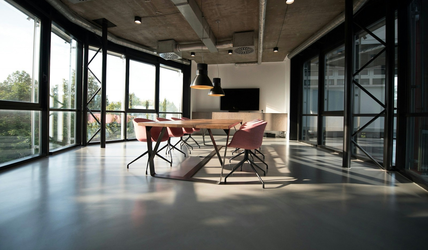 Modernes Büroloft mit Glas, Holz und offener Besprechungszone