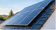 Photovoltaikmodule auf einem geneigten Hausdach